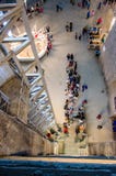 Επισκέπτες που περιμένουν τον ανελκυστήρα στο αλατισμένο ορυχείο Turda, Cluj, Ρουμανία στοκ φωτογραφίες με δικαίωμα ελεύθερης χρήσης Επισκέπτες που περιμένουν τον ανελκυστήρα στο αλατισμένο ορυχείο Turda, Cluj, Ρουμανία στοκ φωτογραφίες με δικαίωμα ελεύθερης χρήσης