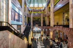 Επισκέπτες στο μουσείο μέσα Palacio de Bellas Artes στην Πόλη του Μεξικού στοκ εικόνα Επισκέπτες στο μουσείο μέσα Palacio de Bellas Artes στην Πόλη του Μεξικού στοκ εικόνα