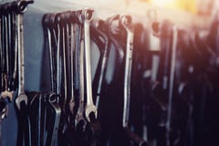 Επισκευή έννοιας στο γκαράζ στοκ εικόνες με δικαίωμα ελεύθερης χρήσης Επισκευή έννοιας στο γκαράζ στοκ εικόνες με δικαίωμα ελεύθερης χρήσης