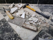 Επισκευή - κτήριο με το σφυρί εργαλείων, τη βαρειά, τον μπαλτά και ένα μαχαίρι με τα shards του κεραμιδιού στοκ φωτογραφία με δικαίωμα ελεύθερης χρήσης Επισκευή - κτήριο με το σφυρί εργαλείων, τη βαρειά, τον μπαλτά και ένα μαχαίρι με τα shards του κεραμιδιού στοκ φωτογραφία με δικαίωμα ελεύθερης χρήσης