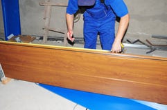 Επισκευή πορτών γκαράζ Ανάδοχος που μετρά τον πίνακα πορτών γκαράζ με την ταινία μέτρου στοκ φωτογραφία με δικαίωμα ελεύθερης χρήσης Επισκευή πορτών γκαράζ Ανάδοχος που μετρά τον πίνακα πορτών γκαράζ με την ταινία μέτρου στοκ φωτογραφία με δικαίωμα ελεύθερης χρήσης