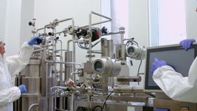Επιστήμονες στα προστατευτικά κοστούμια που λειτουργούν από κοινού απόθεμα βίντεο Επιστήμονες στα προστατευτικά κοστούμια που λειτουργούν από κοινού απόθεμα βίντεο