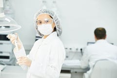 Επιστημονικός ερευνητής που κάνει το πείραμα στο εργαστήριο φαρμακείων στοκ εικόνα Επιστημονικός ερευνητής που κάνει το πείραμα στο εργαστήριο φαρμακείων στοκ εικόνα
