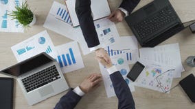 Επισφαλής χειραψία των συνέταιρων, αμφιβολίες ατόμων για τη στρατηγική απόφαση φιλμ μικρού μήκους Επισφαλής χειραψία των συνέταιρων, αμφιβολίες ατόμων για τη στρατηγική απόφαση φιλμ μικρού μήκους