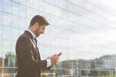 Επιτυχής επιχειρηματίας ή εργαζόμενος που στέκεται στο κοστούμι με το κινητό τηλέφωνο στοκ εικόνες Επιτυχής επιχειρηματίας ή εργαζόμενος που στέκεται στο κοστούμι με το κινητό τηλέφωνο στοκ εικόνες
