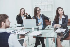 Επιτυχής επιχειρησιακή ομάδα στο εργαστήριο που ακούει τον προϊστάμενο στοκ φωτογραφία με δικαίωμα ελεύθερης χρήσης Επιτυχής επιχειρησιακή ομάδα στο εργαστήριο που ακούει τον προϊστάμενο στοκ φωτογραφία με δικαίωμα ελεύθερης χρήσης