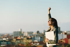 Επιτυχής νέα επιχειρησιακή γυναίκα πόλεων που αυξάνει το βραχίονα στοκ φωτογραφίες Επιτυχής νέα επιχειρησιακή γυναίκα πόλεων που αυξάνει το βραχίονα στοκ φωτογραφίες