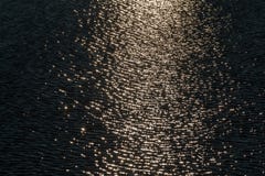 Επιφάνεια νερού με τους κυματισμούς και sunrays τις αντανακλάσεις, Norilsk στοκ εικόνες Επιφάνεια νερού με τους κυματισμούς και sunrays τις αντανακλάσεις, Norilsk στοκ εικόνες