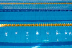 Επιφάνεια της λίμνης με το μπλε νερό στοκ εικόνες με δικαίωμα ελεύθερης χρήσης Επιφάνεια της λίμνης με το μπλε νερό στοκ εικόνες με δικαίωμα ελεύθερης χρήσης