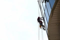 Επιχείρηση δύο βιομηχανική ορειβατών παραθύρων πλυσίματος στοκ εικόνες Επιχείρηση δύο βιομηχανική ορειβατών παραθύρων πλυσίματος στοκ εικόνες