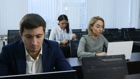 Επιχείρηση και έννοια ζωής γραφείων Η ομάδα συναδέλφων κάθεται στην αίθουσα συνεδριάσεων, αίθουσα διάλεξης Πυροβοληθείς σε 4 Κ φιλμ μικρού μήκους Επιχείρηση και έννοια ζωής γραφείων Η ομάδα συναδέλφων κάθεται στην αίθουσα συνεδριάσεων, αίθουσα διάλεξης Πυροβοληθείς σε 4 Κ φιλμ μικρού μήκους
