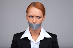 Επιχειρηματίας κουτσομπολιού. Πορτρέτο της όμορφης νέας επιχειρηματία στοκ εικόνα με δικαίωμα ελεύθερης χρήσης Επιχειρηματίας κουτσομπολιού. Πορτρέτο της όμορφης νέας επιχειρηματία στοκ εικόνα με δικαίωμα ελεύθερης χρήσης