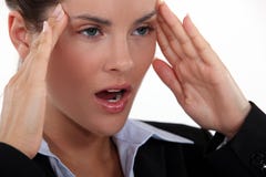 Επιχειρηματίας με έναν κακό πονοκέφαλο στοκ εικόνες Επιχειρηματίας με έναν κακό πονοκέφαλο στοκ εικόνες