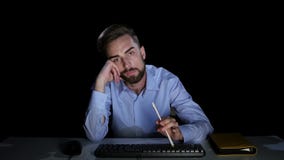 Επιχειρηματίας με την αδιαφορία που εξετάζει μια οθόνη υπολογιστή Σκοτεινό στούντιο απόθεμα βίντεο Επιχειρηματίας με την αδιαφορία που εξετάζει μια οθόνη υπολογιστή Σκοτεινό στούντιο απόθεμα βίντεο