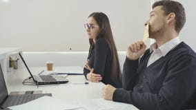 Επιχειρηματίας με τις λυπημένες εργασίες χαμόγελου στο γραφείο φιλμ μικρού μήκους Επιχειρηματίας με τις λυπημένες εργασίες χαμόγελου στο γραφείο φιλμ μικρού μήκους