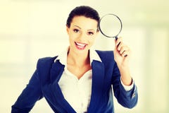 Επιχειρηματίας με το πιό magnifier γυαλί στοκ εικόνες με δικαίωμα ελεύθερης χρήσης Επιχειρηματίας με το πιό magnifier γυαλί στοκ εικόνες με δικαίωμα ελεύθερης χρήσης