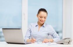 Επιχειρηματίας με το τηλέφωνο, το lap-top και τα αρχεία στοκ εικόνες με δικαίωμα ελεύθερης χρήσης Επιχειρηματίας με το τηλέφωνο, το lap-top και τα αρχεία στοκ εικόνες με δικαίωμα ελεύθερης χρήσης