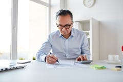 Επιχειρηματίας με τον υπολογιστή και έγγραφα στο γραφείο στοκ εικόνες Επιχειρηματίας με τον υπολογιστή και έγγραφα στο γραφείο στοκ εικόνες