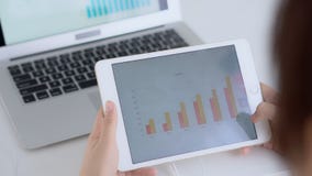 Επιχειρηματίας που αναλύει τη χρηματοδότηση γραφικών παραστάσεων και διαγραμμάτων του μάρκετινγκ με τις πληροφορίες στοιχείων για απόθεμα βίντεο Επιχειρηματίας που αναλύει τη χρηματοδότηση γραφικών παραστάσεων και διαγραμμάτων του μάρκετινγκ με τις πληροφορίες στοιχείων για απόθεμα βίντεο