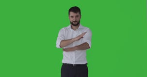 Επιχειρηματίας που διασχίζει τα όπλα του που κανένα σύμβολο απόθεμα βίντεο Επιχειρηματίας που διασχίζει τα όπλα του που κανένα σύμβολο απόθεμα βίντεο