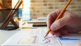 Επιχειρηματίας που ελέγχει την οικονομικά έκθεση και τα διαγράμματα στο γραφείο στον εργασιακό χώρο απόθεμα βίντεο Επιχειρηματίας που ελέγχει την οικονομικά έκθεση και τα διαγράμματα στο γραφείο στον εργασιακό χώρο απόθεμα βίντεο