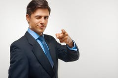 επιχειρηματίας που δείχ&nu επιτυχία στοκ φωτογραφία με δικαίωμα ελεύθερης χρήσης επιχειρηματίας που δείχ&nu επιτυχία στοκ φωτογραφία με δικαίωμα ελεύθερης χρήσης