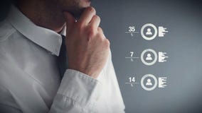 Επιχειρηματίας που εκτελεί την αναθεώρηση απόδοσης υπαλλήλων στο γραφείο απόθεμα βίντεο Επιχειρηματίας που εκτελεί την αναθεώρηση απόδοσης υπαλλήλων στο γραφείο απόθεμα βίντεο
