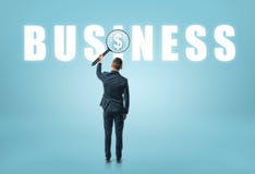 Επιχειρηματίας που εξετάζουν & x27 business& x27 η λέξη με το πιό magnifier και να δει δολάριο υπογράφει Στοκ Εικόνες Επιχειρηματίας που εξετάζουν & x27 business& x27 η λέξη με το πιό magnifier και να δει δολάριο υπογράφει Στοκ Εικόνες