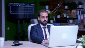 Επιχειρηματίας που εργάζεται πολύ μετά από τις ώρες κλεισίματος γραφείων απόθεμα βίντεο Επιχειρηματίας που εργάζεται πολύ μετά από τις ώρες κλεισίματος γραφείων απόθεμα βίντεο