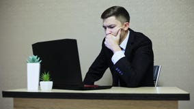 0 επιχειρηματίας που εργάζεται σε έναν υπολογιστή, που ρίχνει τα έγγραφα, νευρικά απόθεμα βίντεο 0 επιχειρηματίας που εργάζεται σε έναν υπολογιστή, που ρίχνει τα έγγραφα, νευρικά απόθεμα βίντεο