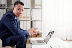 Επιχειρηματίας που εργάζεται στο lap-top στο γραφείο στοκ φωτογραφίες με δικαίωμα ελεύθερης χρήσης Επιχειρηματίας που εργάζεται στο lap-top στο γραφείο στοκ φωτογραφίες με δικαίωμα ελεύθερης χρήσης