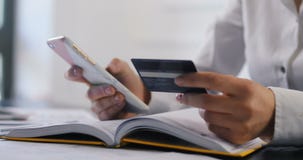 Επιχειρηματίας που κάνει τις σε απευθείας σύνδεση τραπεζικές εργασίες με την πιστωτική κάρτα, που κάνουν μια πληρωμή ή μια επένδυ απόθεμα βίντεο Επιχειρηματίας που κάνει τις σε απευθείας σύνδεση τραπεζικές εργασίες με την πιστωτική κάρτα, που κάνουν μια πληρωμή ή μια επένδυ απόθεμα βίντεο