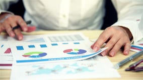 Επιχειρηματίας που κάνει τους πόρους χρηματοδότησης στην αρχή Επιχειρηματίας που κάνει τους πόρους χρηματοδότησης στην αρχή