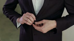 Επιχειρηματίας που κουμπώνει ένα κουμπί στο μαύρο σακάκι του απόθεμα βίντεο Επιχειρηματίας που κουμπώνει ένα κουμπί στο μαύρο σακάκι του απόθεμα βίντεο