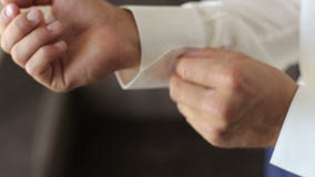 Επιχειρηματίας που κουμπώνει τα κουμπιά στα μανίκια πουκάμισων απόθεμα βίντεο Επιχειρηματίας που κουμπώνει τα κουμπιά στα μανίκια πουκάμισων απόθεμα βίντεο