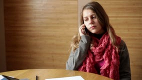 Επιχειρηματίας που μιλά στο smartphone στην εργασία γραφείων και την πολυάσχολη έννοια απόθεμα βίντεο Επιχειρηματίας που μιλά στο smartphone στην εργασία γραφείων και την πολυάσχολη έννοια απόθεμα βίντεο