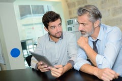 Επιχειρηματίας που μοιράζεται τις καλές ειδήσεις στην ταμπλέτα στοκ εικόνες Επιχειρηματίας που μοιράζεται τις καλές ειδήσεις στην ταμπλέτα στοκ εικόνες