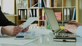 Επιχειρηματίας που παρουσιάζει χρηματοοικονομικά αποτελέσματα στο συνεργάτη του στο σύγχρονο γραφείο 4K Επιχειρηματίας που παρουσιάζει χρηματοοικονομικά αποτελέσματα στο συνεργάτη του στο σύγχρονο γραφείο 4K
