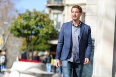 Επιχειρηματίας που περπατά στον τρόπο ζωής οδών πόλεων στοκ φωτογραφίες με δικαίωμα ελεύθερης χρήσης Επιχειρηματίας που περπατά στον τρόπο ζωής οδών πόλεων στοκ φωτογραφίες με δικαίωμα ελεύθερης χρήσης