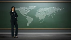 Επιχειρηματίας που στέκεται ενάντια στον παγκόσμιο χάρτη φιλμ μικρού μήκους Επιχειρηματίας που στέκεται ενάντια στον παγκόσμιο χάρτη φιλμ μικρού μήκους