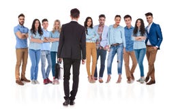 Επιχειρηματίας που στέκεται μπροστά από την ομάδα του, που εξετάζει τους Στοκ Φωτογραφία Επιχειρηματίας που στέκεται μπροστά από την ομάδα του, που εξετάζει τους Στοκ Φωτογραφία