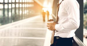 Επιχειρηματίας που στέκεται στην οικοδόμηση της επιχείρησης διάβασης πεζών με το conce ελπίδας στοκ φωτογραφίες με δικαίωμα ελεύθερης χρήσης Επιχειρηματίας που στέκεται στην οικοδόμηση της επιχείρησης διάβασης πεζών με το conce ελπίδας στοκ φωτογραφίες με δικαίωμα ελεύθερης χρήσης