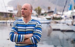 Επιχειρηματίας που υπερασπίζεται τις ακριβά πλέοντας βάρκες και τα γιοτ στο α στοκ φωτογραφίες με δικαίωμα ελεύθερης χρήσης Επιχειρηματίας που υπερασπίζεται τις ακριβά πλέοντας βάρκες και τα γιοτ στο α στοκ φωτογραφίες με δικαίωμα ελεύθερης χρήσης