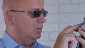 Επιχειρηματίας που φορά το κείμενο γυαλιών ηλίου που χρησιμοποιεί την επικοινωνία Smartphone στοκ φωτογραφίες με δικαίωμα ελεύθερης χρήσης Επιχειρηματίας που φορά το κείμενο γυαλιών ηλίου που χρησιμοποιεί την επικοινωνία Smartphone στοκ φωτογραφίες με δικαίωμα ελεύθερης χρήσης