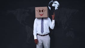 Επιχειρηματίας που φορά το κιβώτιο προσώπου smiley που δείχνει στη σφαίρα διανυσματική απεικόνιση Επιχειρηματίας που φορά το κιβώτιο προσώπου smiley που δείχνει στη σφαίρα διανυσματική απεικόνιση