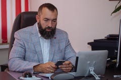 Επιχειρηματίας που χρησιμοποιεί το κινητό τηλέφωνο στο γραφείο στοκ εικόνες Επιχειρηματίας που χρησιμοποιεί το κινητό τηλέφωνο στο γραφείο στοκ εικόνες