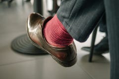 Επιχειρηματίας σε μια συνεδρίαση σε μια αίθουσα συνδιαλέξεων Κατώτατη άποψη των ποδιών στοκ εικόνες με δικαίωμα ελεύθερης χρήσης Επιχειρηματίας σε μια συνεδρίαση σε μια αίθουσα συνδιαλέξεων Κατώτατη άποψη των ποδιών στοκ εικόνες με δικαίωμα ελεύθερης χρήσης
