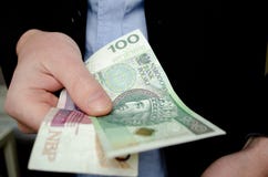 Επιχειρηματίας στο κοστούμι που δίνει τα χρήματα Εκατόν είκοσι πολωνικός zloty, κλείνει επάνω στοκ εικόνες Επιχειρηματίας στο κοστούμι που δίνει τα χρήματα Εκατόν είκοσι πολωνικός zloty, κλείνει επάνω στοκ εικόνες