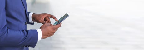 Επιχειρηματίας στο κοστούμι που χρησιμοποιεί το έξυπνο τηλέφωνο έξω, διάστημα αντιγράφων Έννοια των ανθρώπων που χρησιμοποιούν τη στοκ εικόνες Επιχειρηματίας στο κοστούμι που χρησιμοποιεί το έξυπνο τηλέφωνο έξω, διάστημα αντιγράφων Έννοια των ανθρώπων που χρησιμοποιούν τη στοκ εικόνες