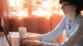 Επιχειρηματίας φιλοδοξίας στην αρχή με το lap-top φιλμ μικρού μήκους Επιχειρηματίας φιλοδοξίας στην αρχή με το lap-top φιλμ μικρού μήκους
